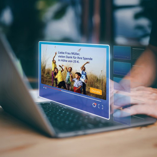 Laptop mit Online-Spendenformular: NGO-Spendenseite mit Dankesnachricht, Projektfoto und Spendenbetrag 25 Euro – digitale Spendenabwicklung.